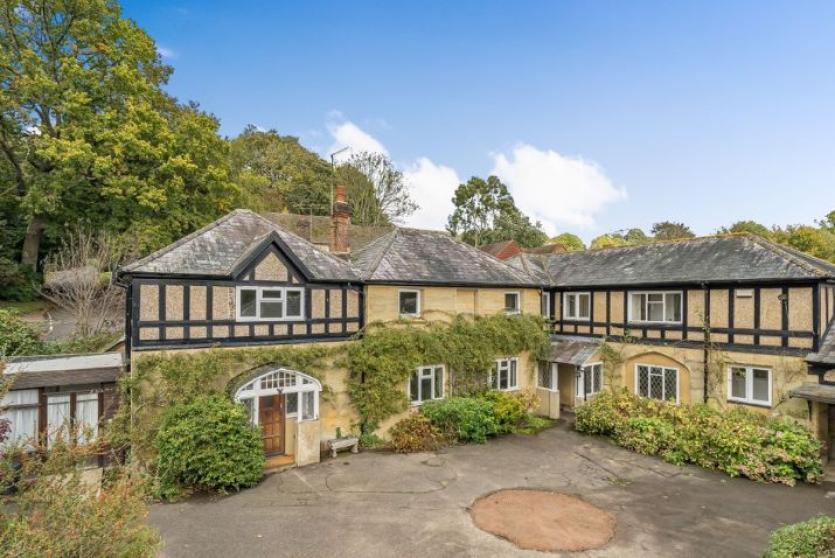 Rare auction opportunity: Two historic properties in Kent's Burrswood Estate